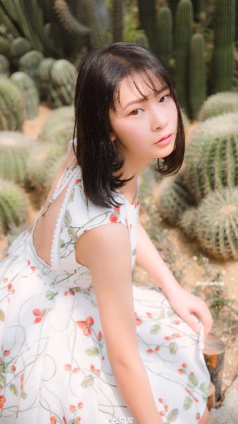 中午妈妈在厨房做饭