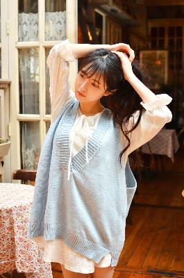 年轻漂亮的女士护士内衣