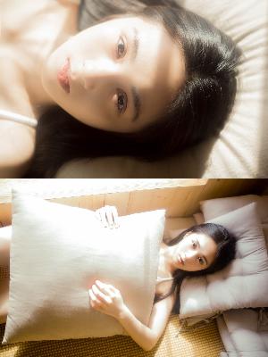 年轻的女孩在办公室推荐香水