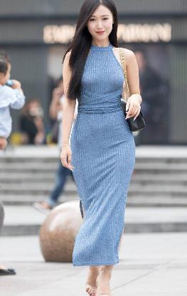 年轻的女孩在办公室推荐香水