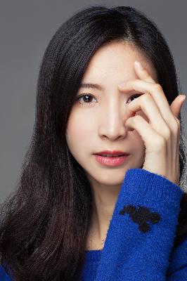 年轻的女孩在办公室推荐香水